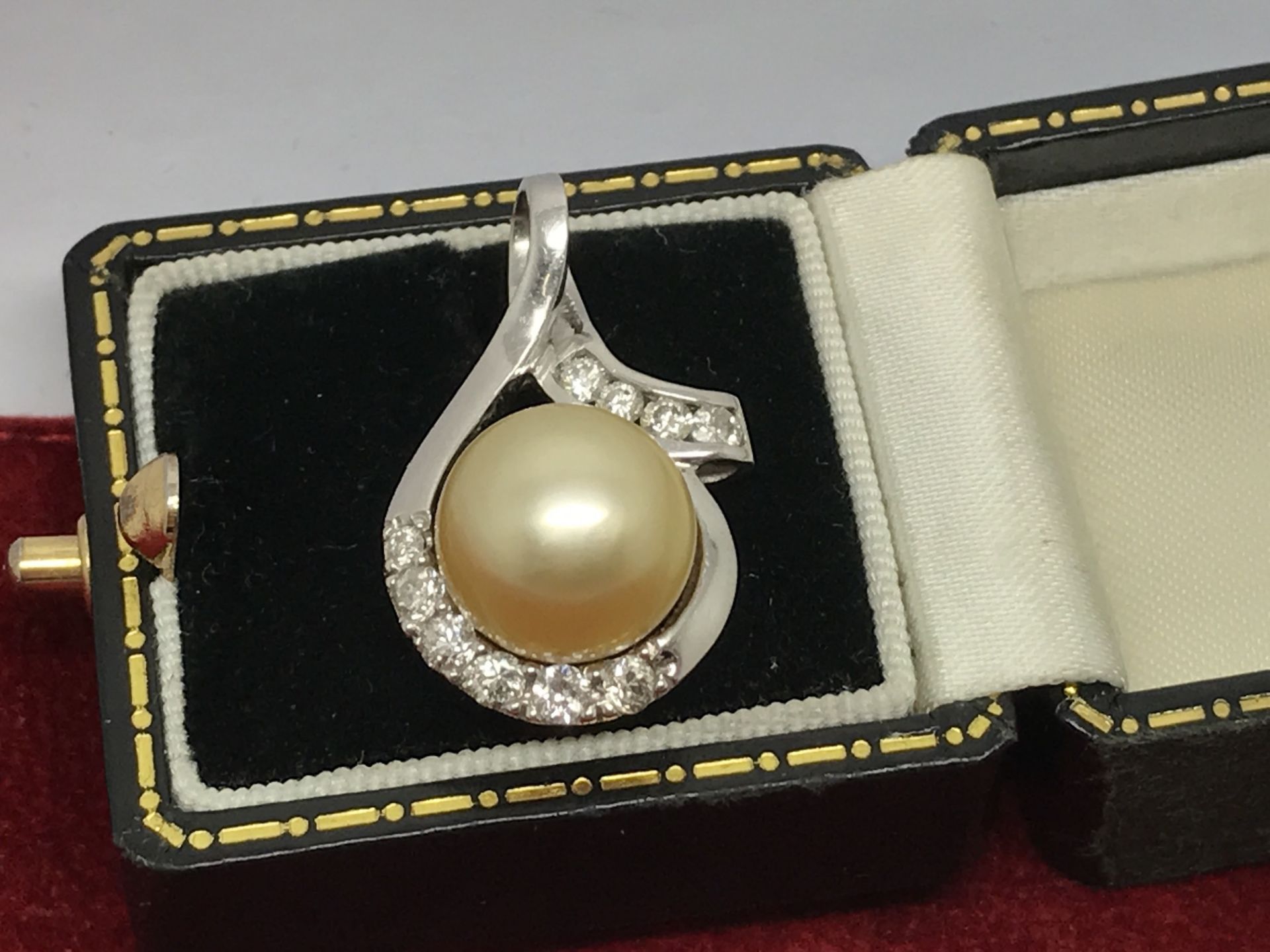 11mm CULTURED PEARL & DIAMOND PENDANT SET IN WHITE METAL TESTED AS 18ct GOLD - Image 2 of 2