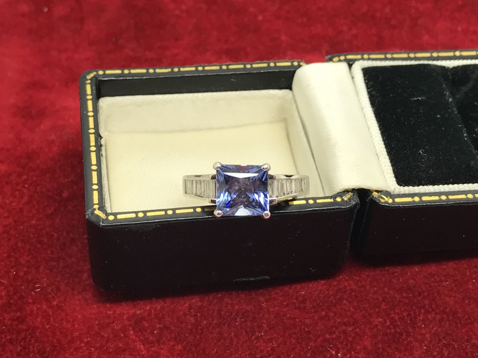AMAZING 2.55ct CORNFLOWER BLUE SAPPHIRE & 0.54ct BAGUETTE DIAMOND RING SET IN 14ct WHITE GOLD - Image 2 of 2