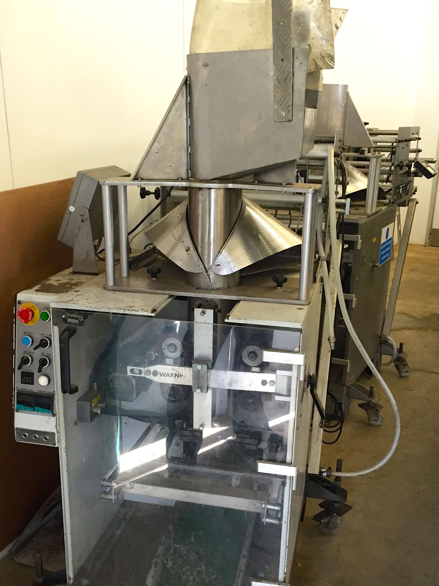 VERTICAL FORM, FILL AND SEAL MACHINE