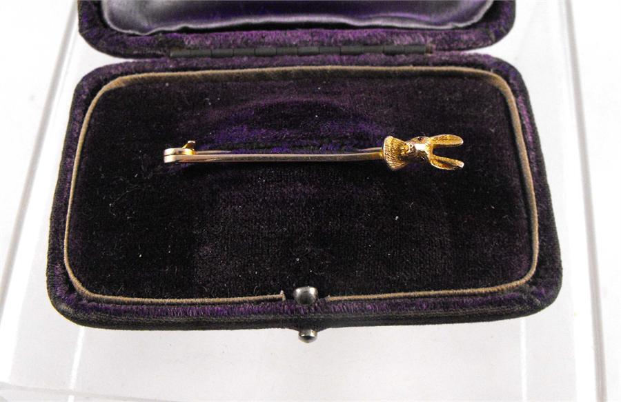 A Victorian 9ct gold hunting brooch, in the form of a hare, set with ruby eyes 4.5cm high - Bild 2 aus 2
