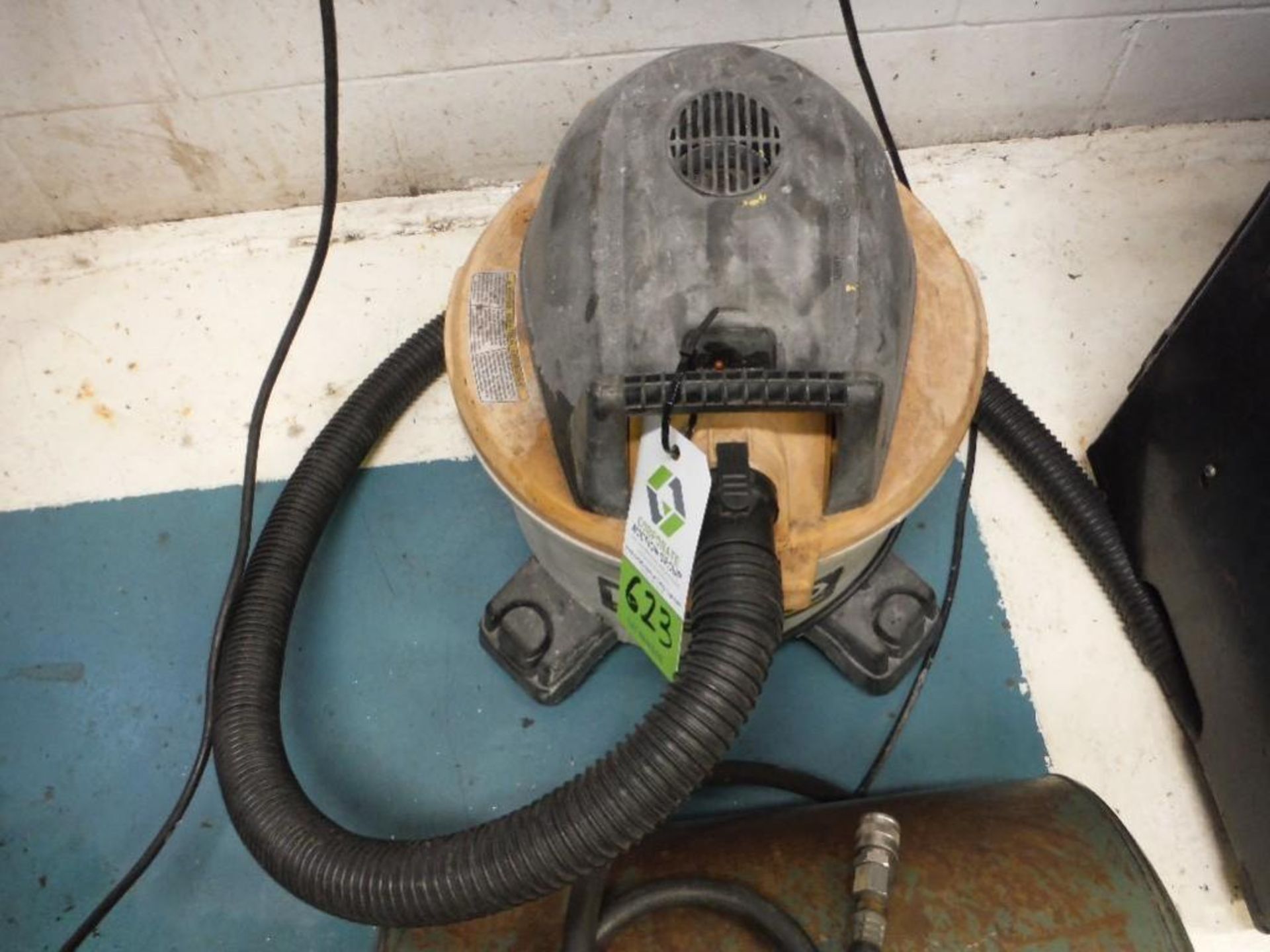 Rigid shop vac and speedaire portable air tank (lot). - RIGGING FEE FOR DOMESTIC TRANSPORT $25 - Image 3 of 3