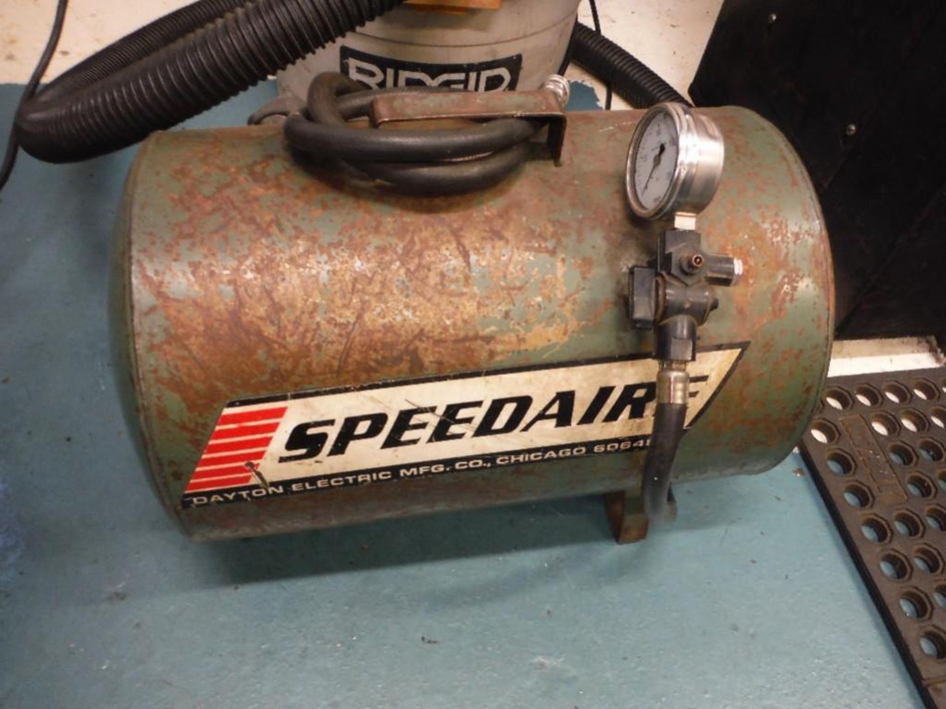 Rigid shop vac and speedaire portable air tank (lot). - RIGGING FEE FOR DOMESTIC TRANSPORT $25 - Image 2 of 3