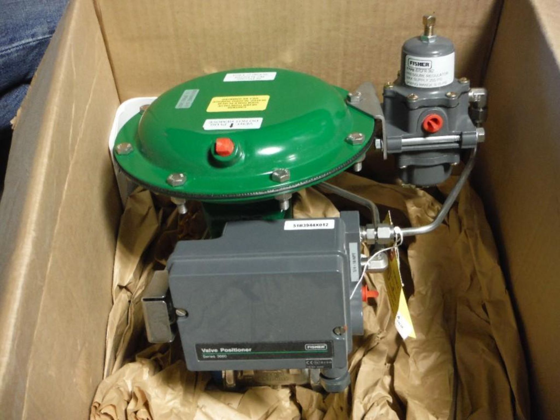 Emerson 1 in. valve with positioner, new in box. - RIGGING FEE FOR DOMESTIC TRANSPORT $25 - Image 2 of 4