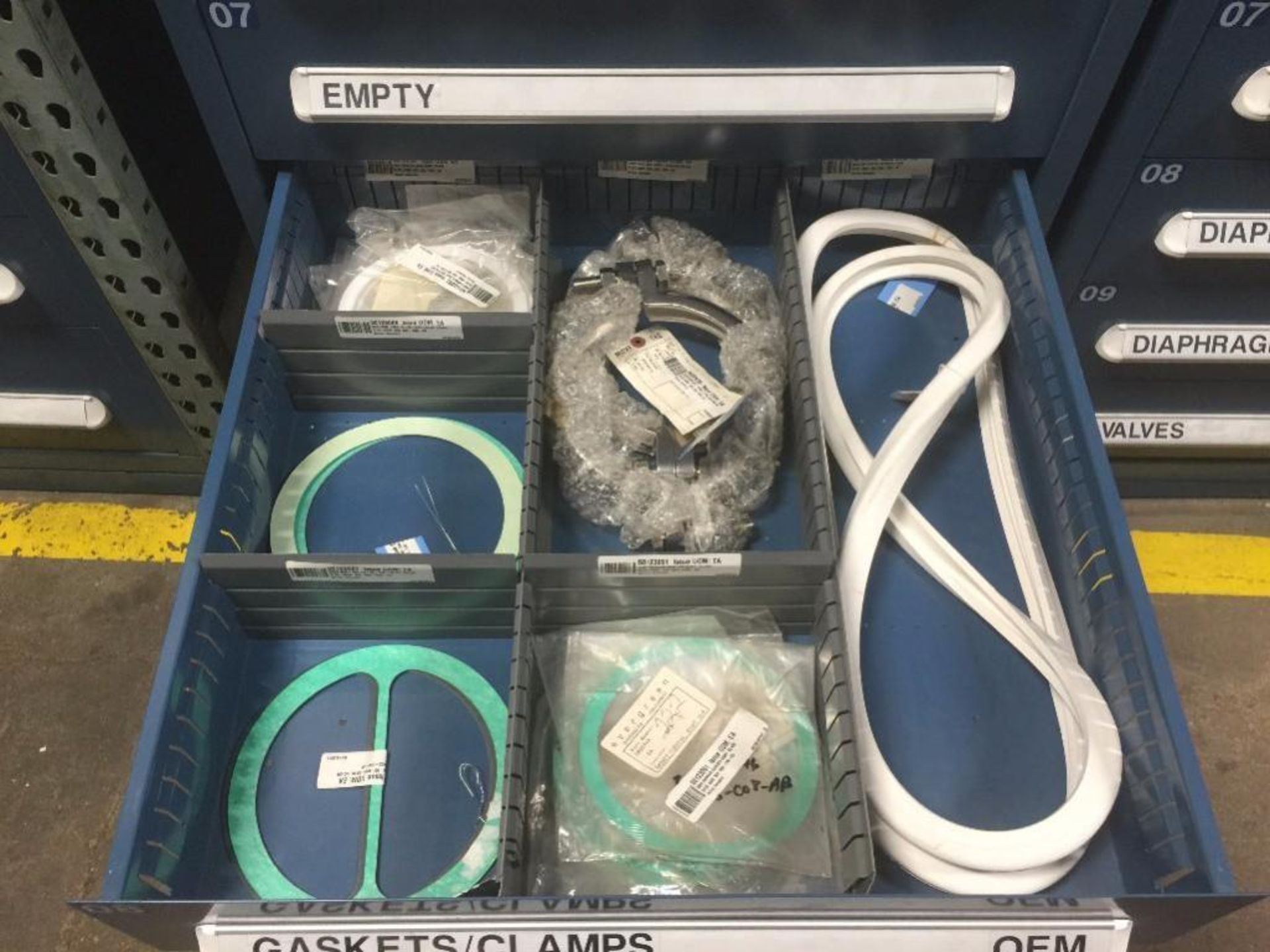 Contents only of drawers, new SS sanitary caps, clamps, and gaskets. - RIGGING FEE FOR DOMESTIC TRAN - Image 7 of 9