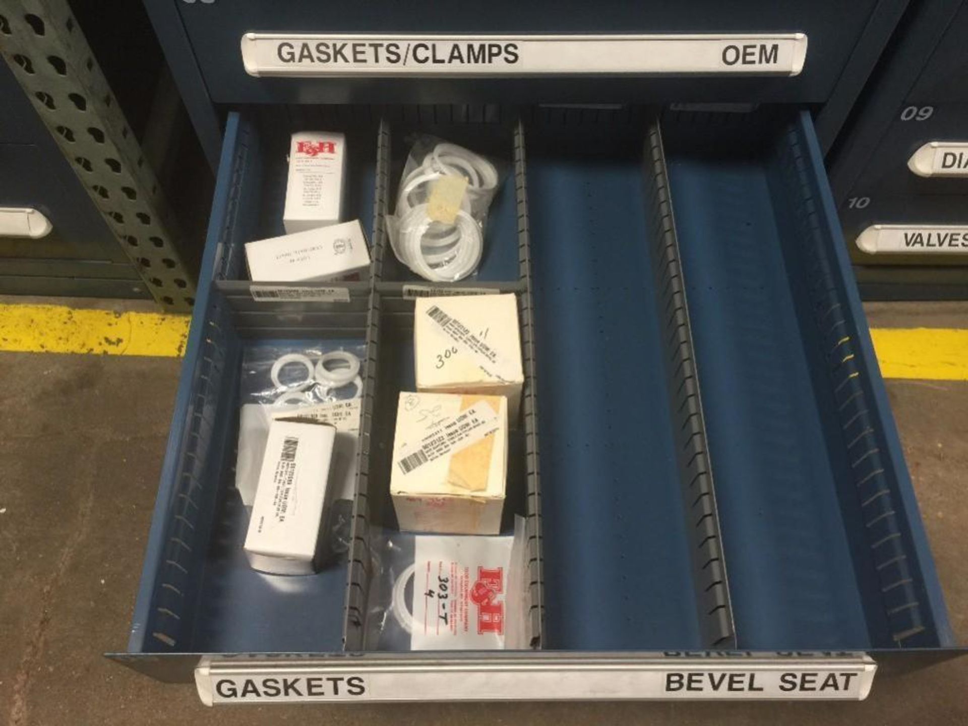 Contents only of drawers, new SS sanitary caps, clamps, and gaskets. - RIGGING FEE FOR DOMESTIC TRAN - Image 8 of 9