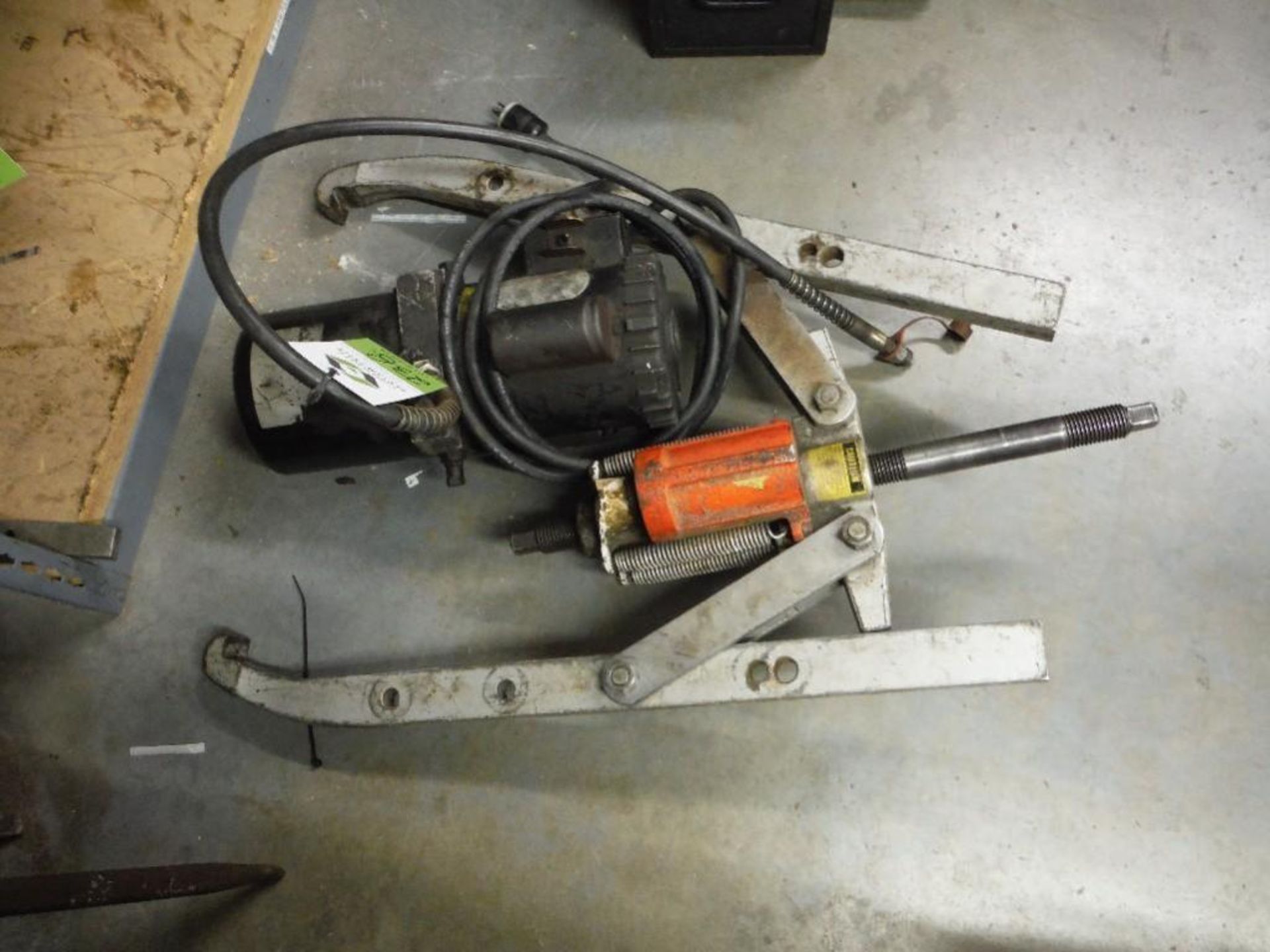 Large hydraulic gear puller. Rigging Fee: $25 - Image 2 of 2