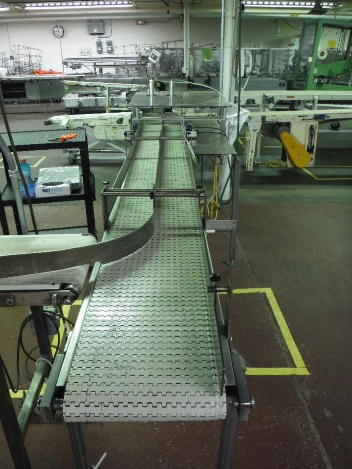 Plastic belt spacing conveyor, 128 in. long x 12 in. wide - Rigging Fee: $150 - Image 2 of 6
