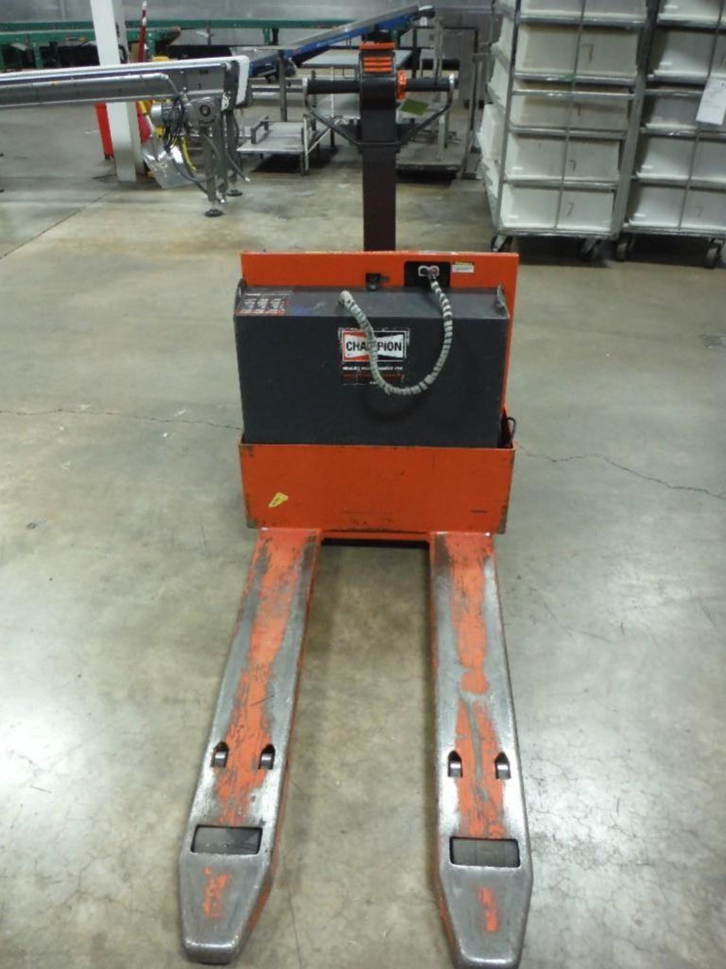 Toyota 24 v pallet jack, Model 6HBW20, SN 6HBW20-18947, 4000 lb capacity, 110 v on board charger, 13 - Image 2 of 8