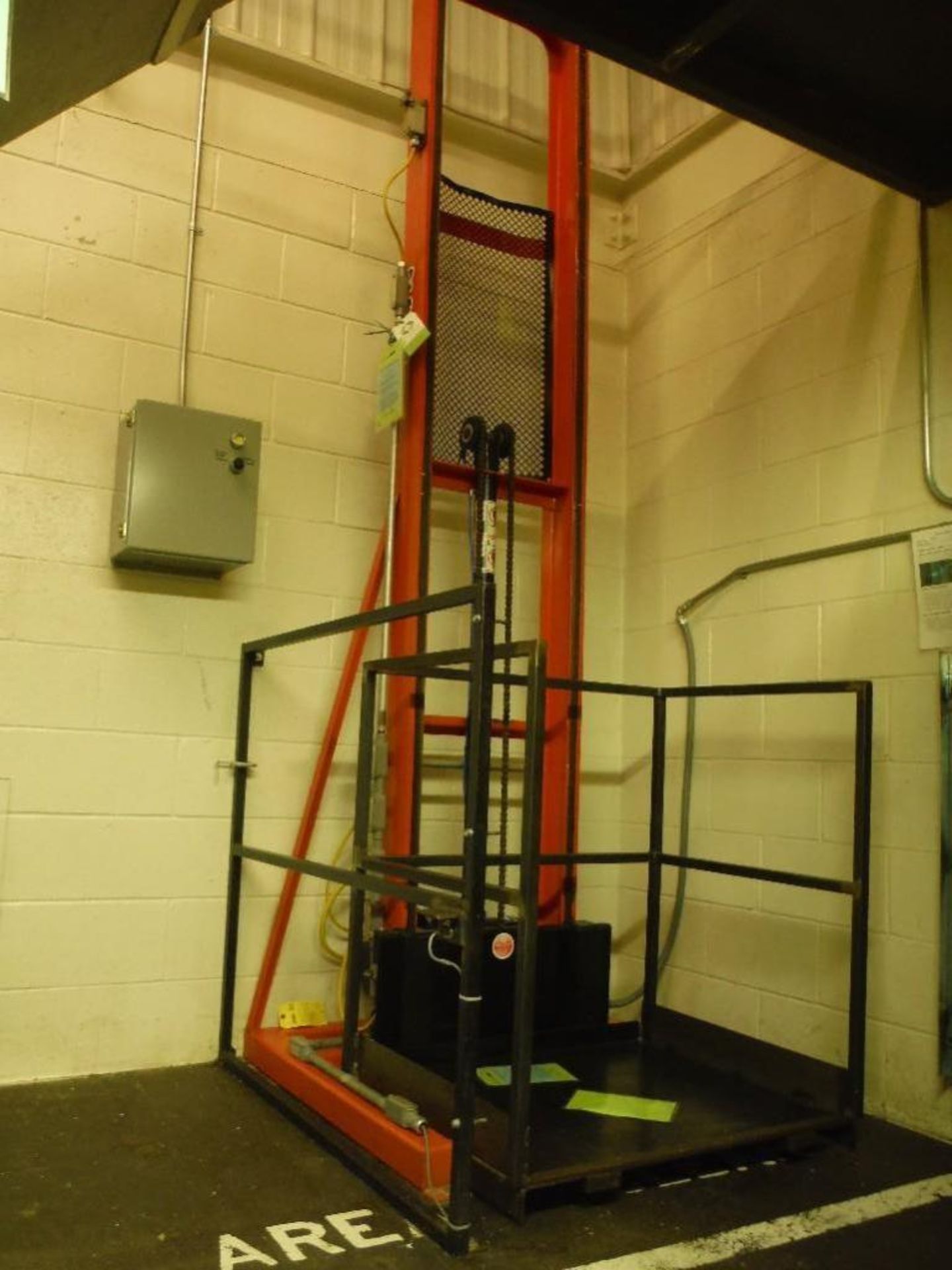 Presto lift, 112 in. lift, 33 in. x 28 in. platform - Rigging Fee: $300