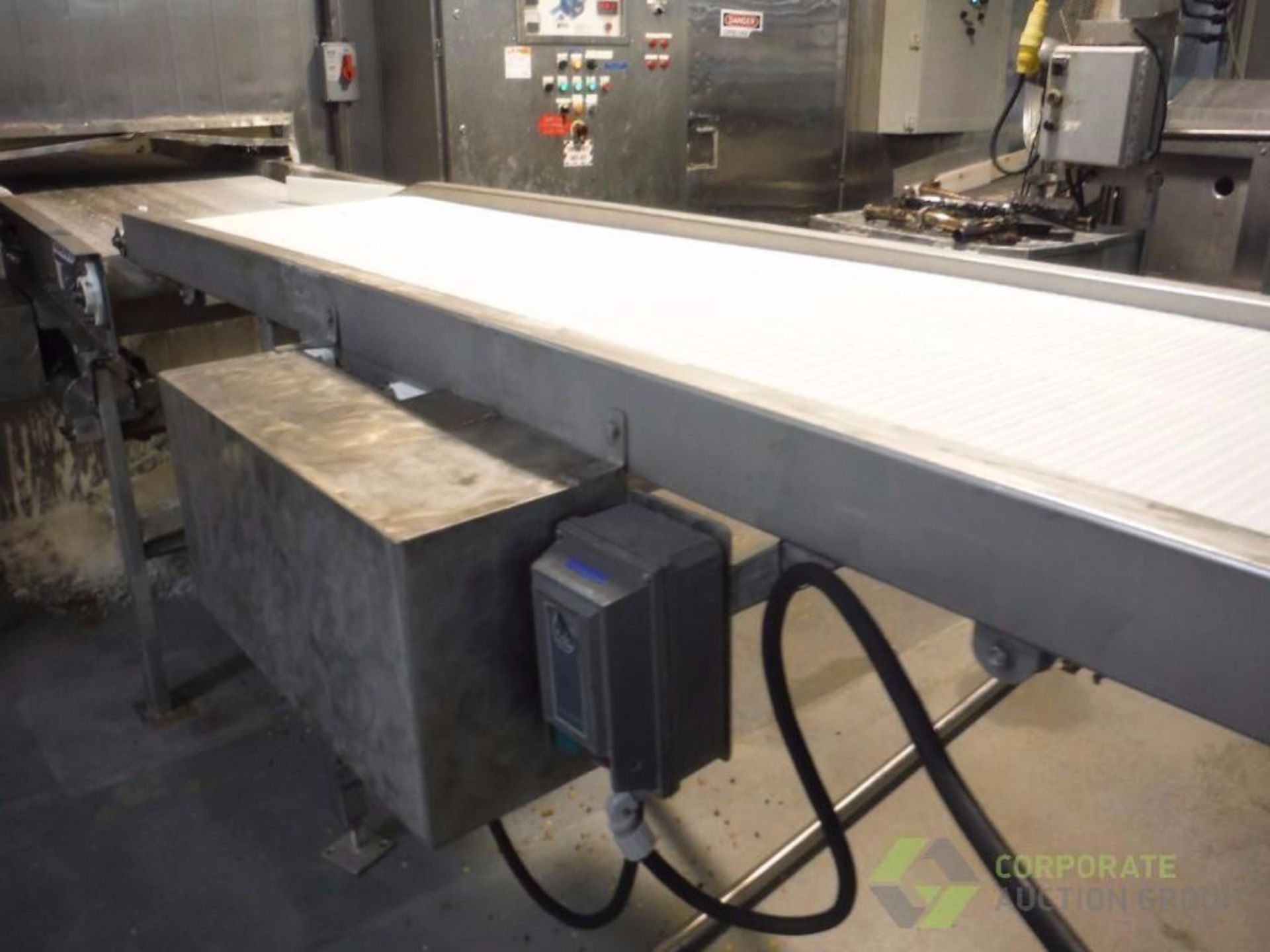 SS conveyor, white plastic interlock belt, 31 ft. long x 24 in. wide, motor and drive, leveling legs - Image 3 of 4