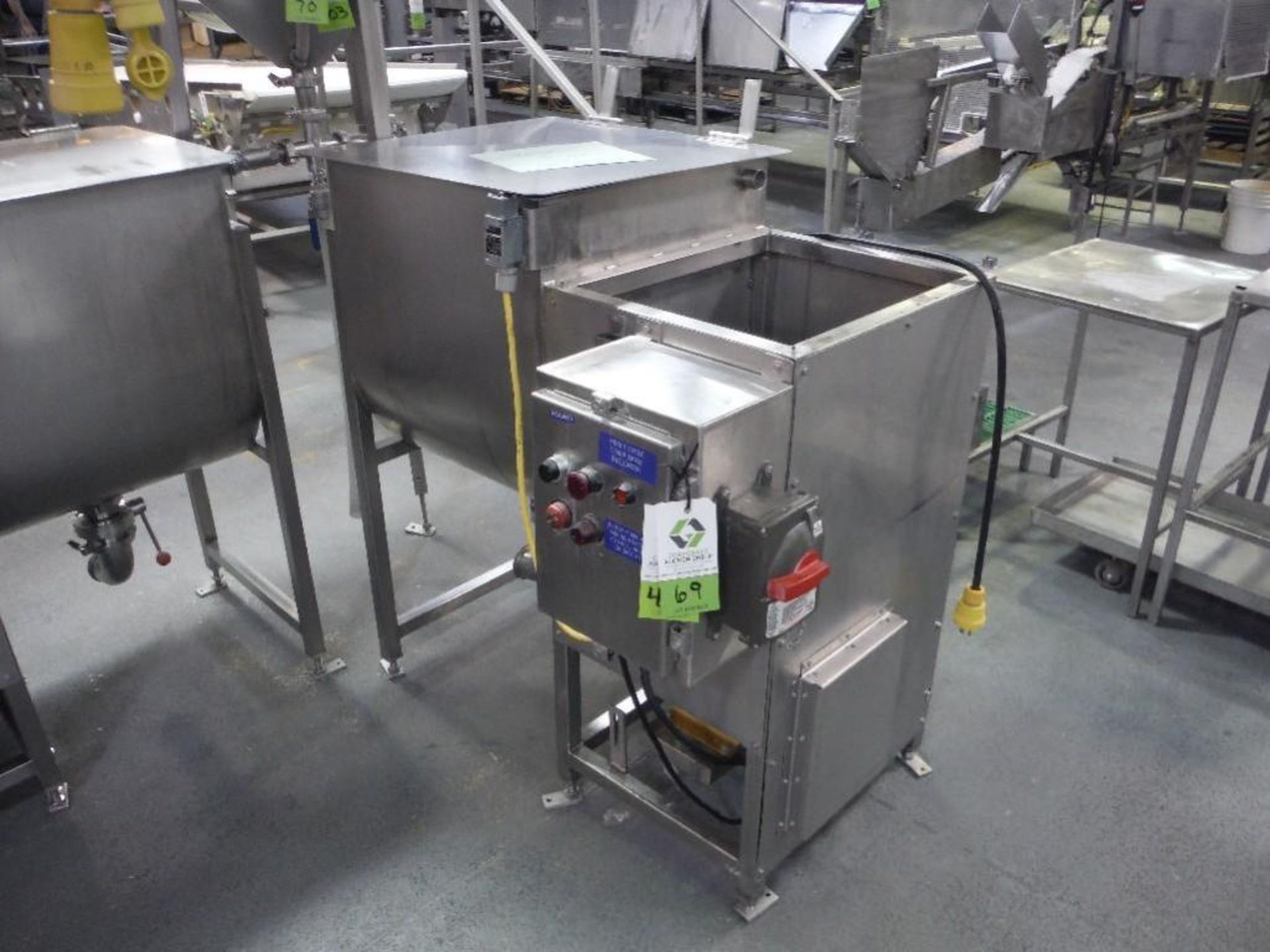 SS batter mixer, 25 in. x 25 in., with valve, **(Located in: Marshall, MN)** THE INDIVIDUAL BID WILL