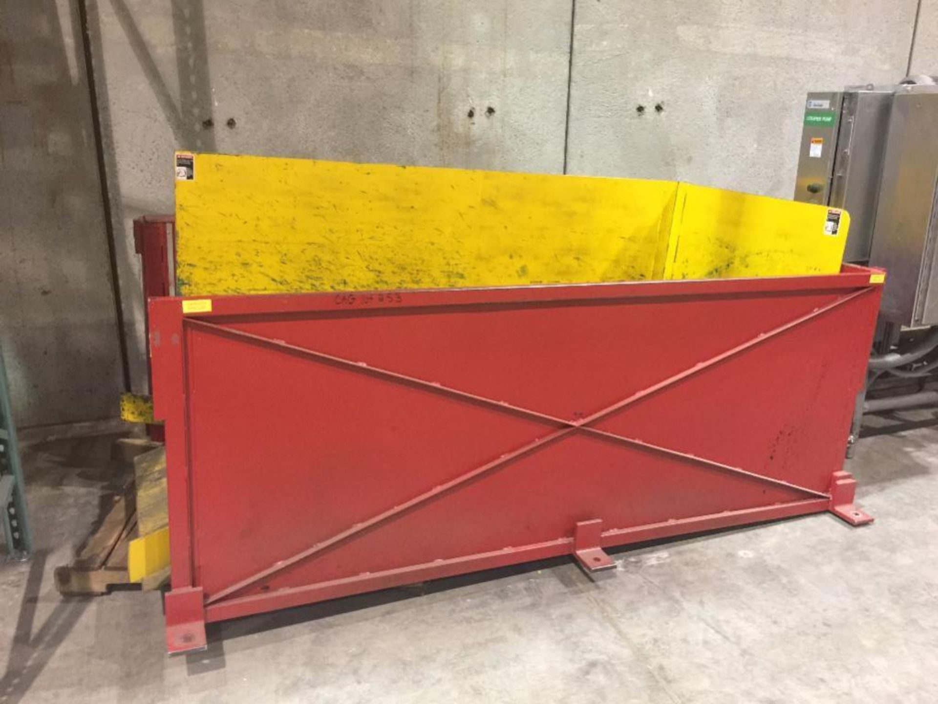 Dual pallet lift, 48 x 102 long, with hyd pump.** (Located in Omaha, Nebraska) ** Rigging Fee: $200