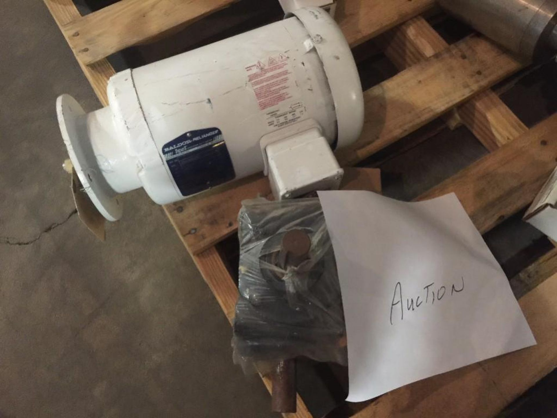 Pallet valves, belts, misc. parts, electric motor. (LOT). ** (Located in Russellville, Arkansas) ** - Bild 3 aus 9