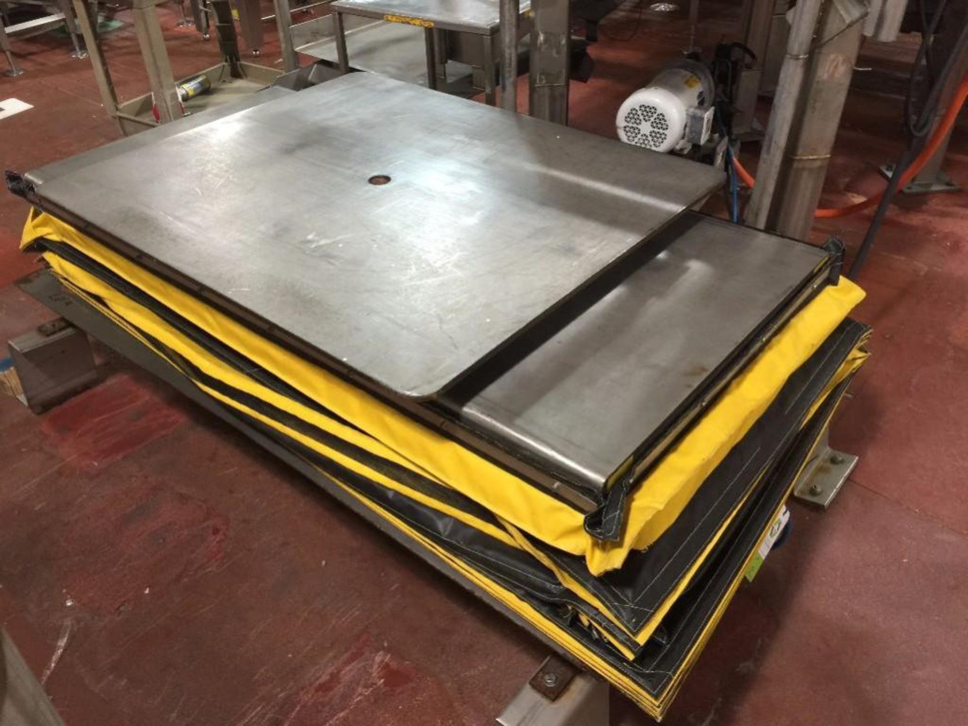 Southworth SS hydralic pallet lift, 33 in x 71 in with 40 in x 48 in turntable, 3 hp pump and motor, - Image 2 of 10