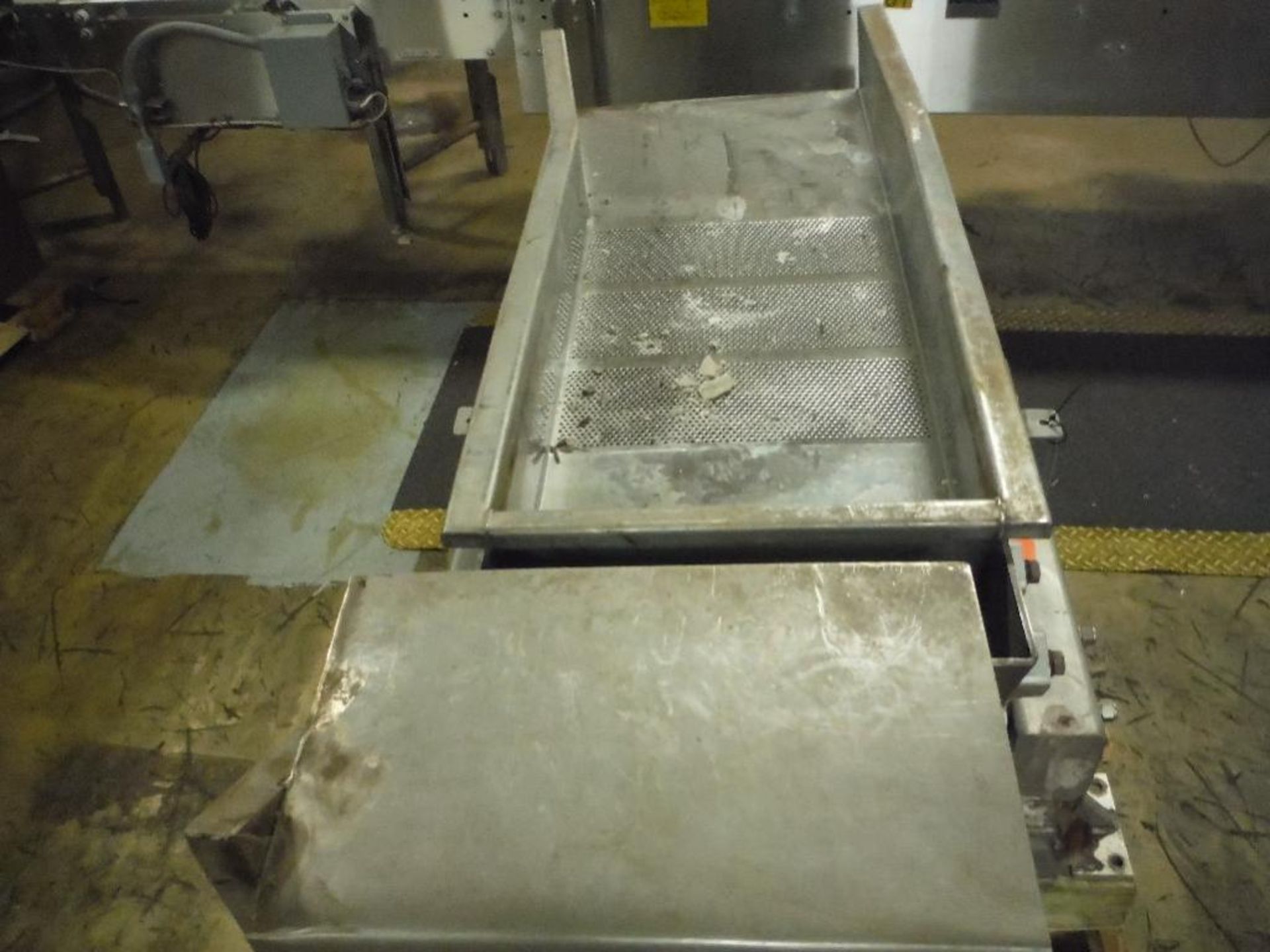 Key SS vibratory conveyor, 48 in. x 18 in.. Rigging Fee: $50 - Image 7 of 7