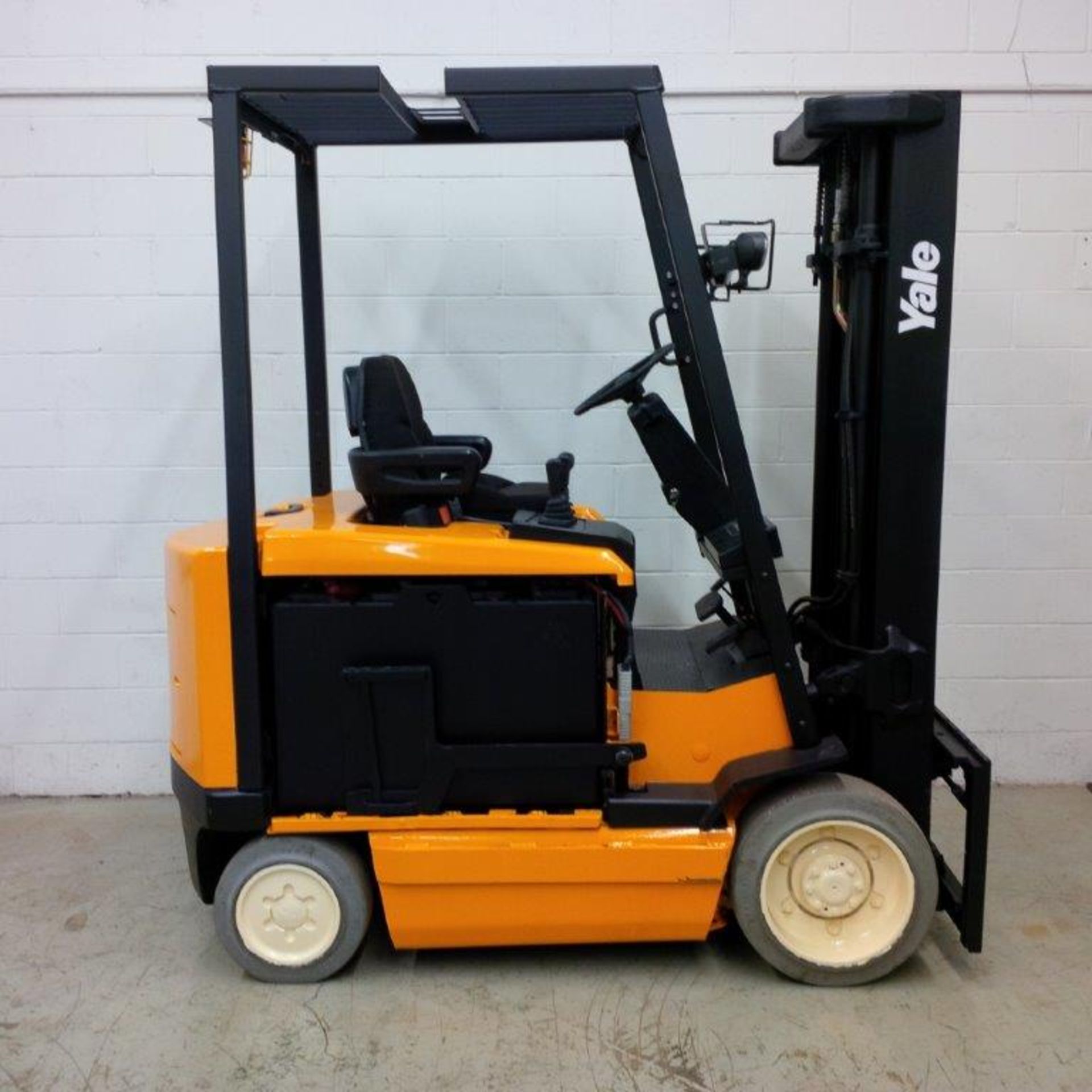 YALE (2004) ERC060RGN36TE088 ELECTRIC FORK LIFT TRUCK WITH 6000 LBS. CAPACITY, 88" / 162" MAST, SIDE