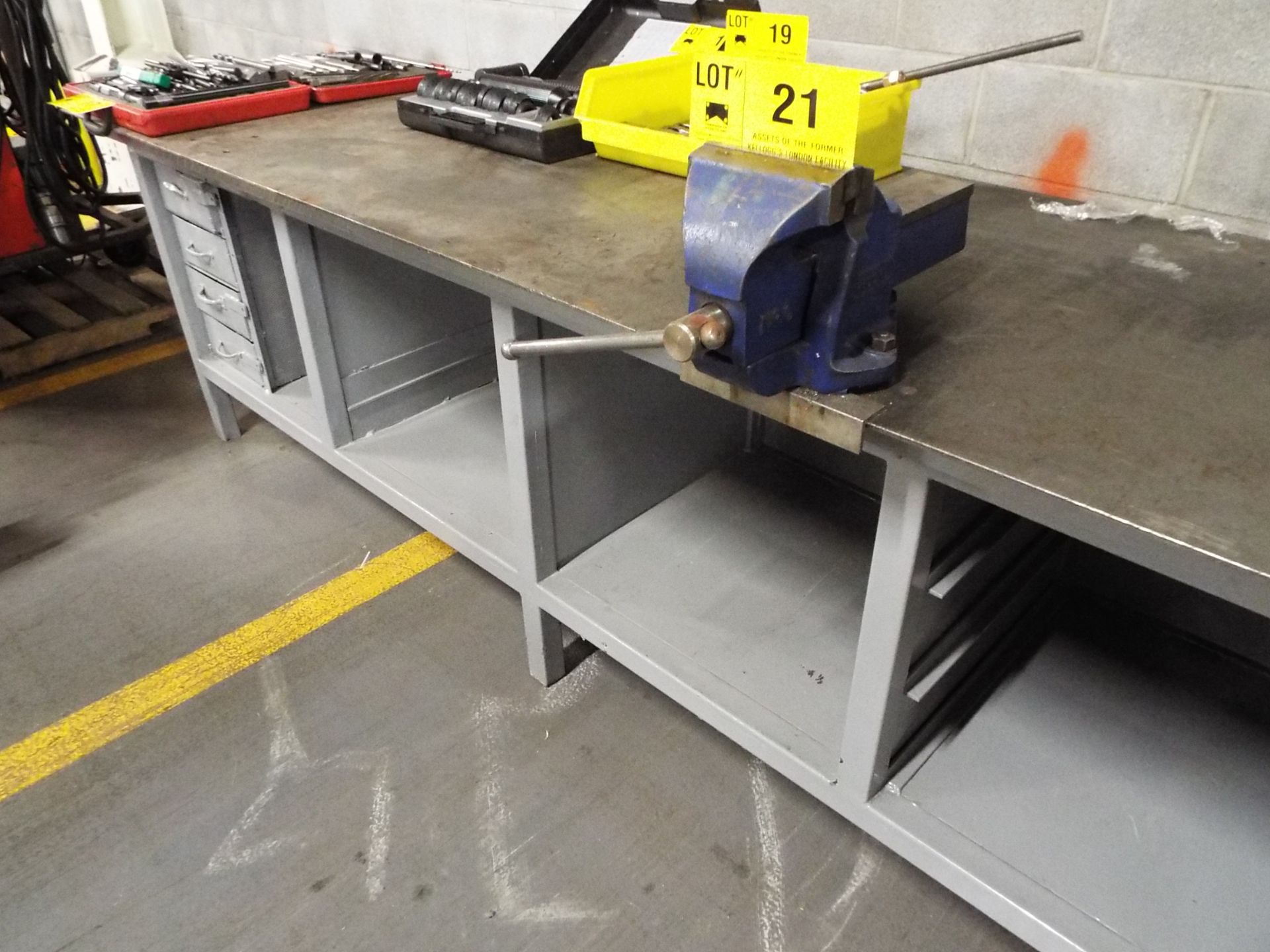 STEEL WORKBENCH WITH VISE