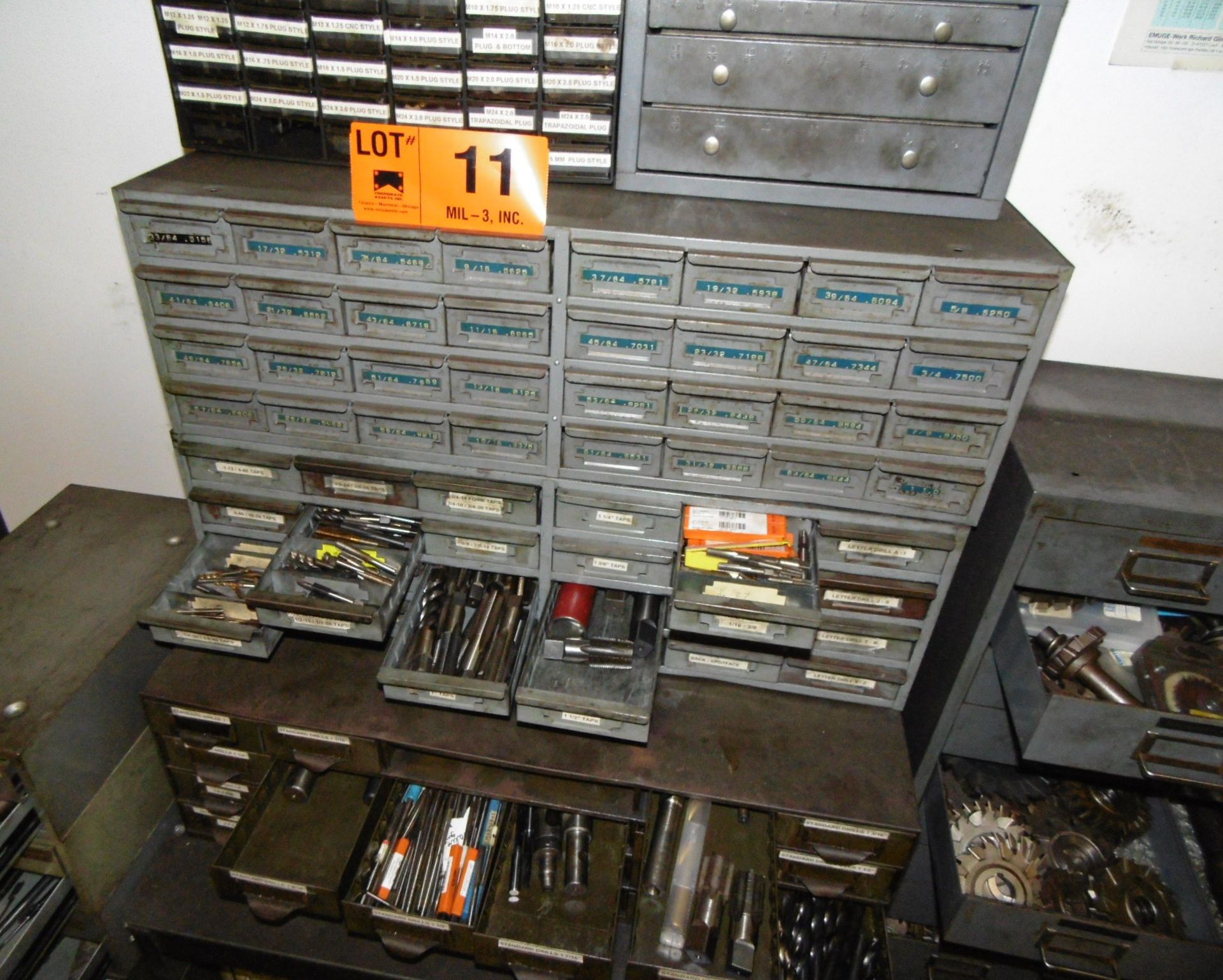 LOT / CABINET WITH TOOLING