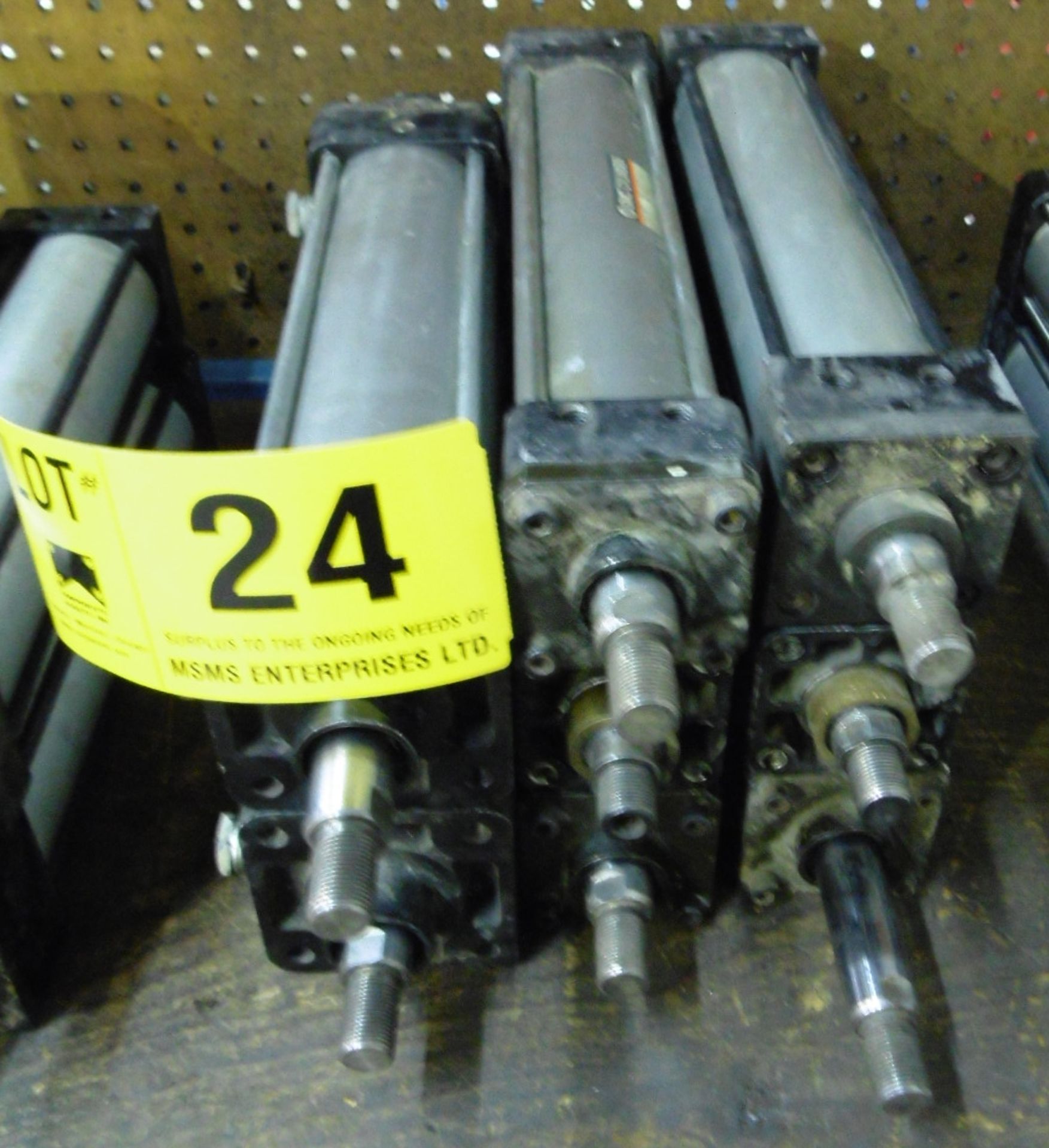 LOT/ PNEUMATIC CYLINDERS