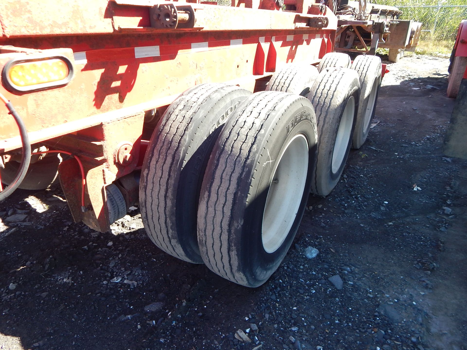 DOEPKER DSL50 3 AXLE B-TRAIN ROLL OFF SEMI TRAILER, VIN: 2DEHBFZ25X1011824 S/N: 2DEHBFZ29X1011824 - Image 3 of 5