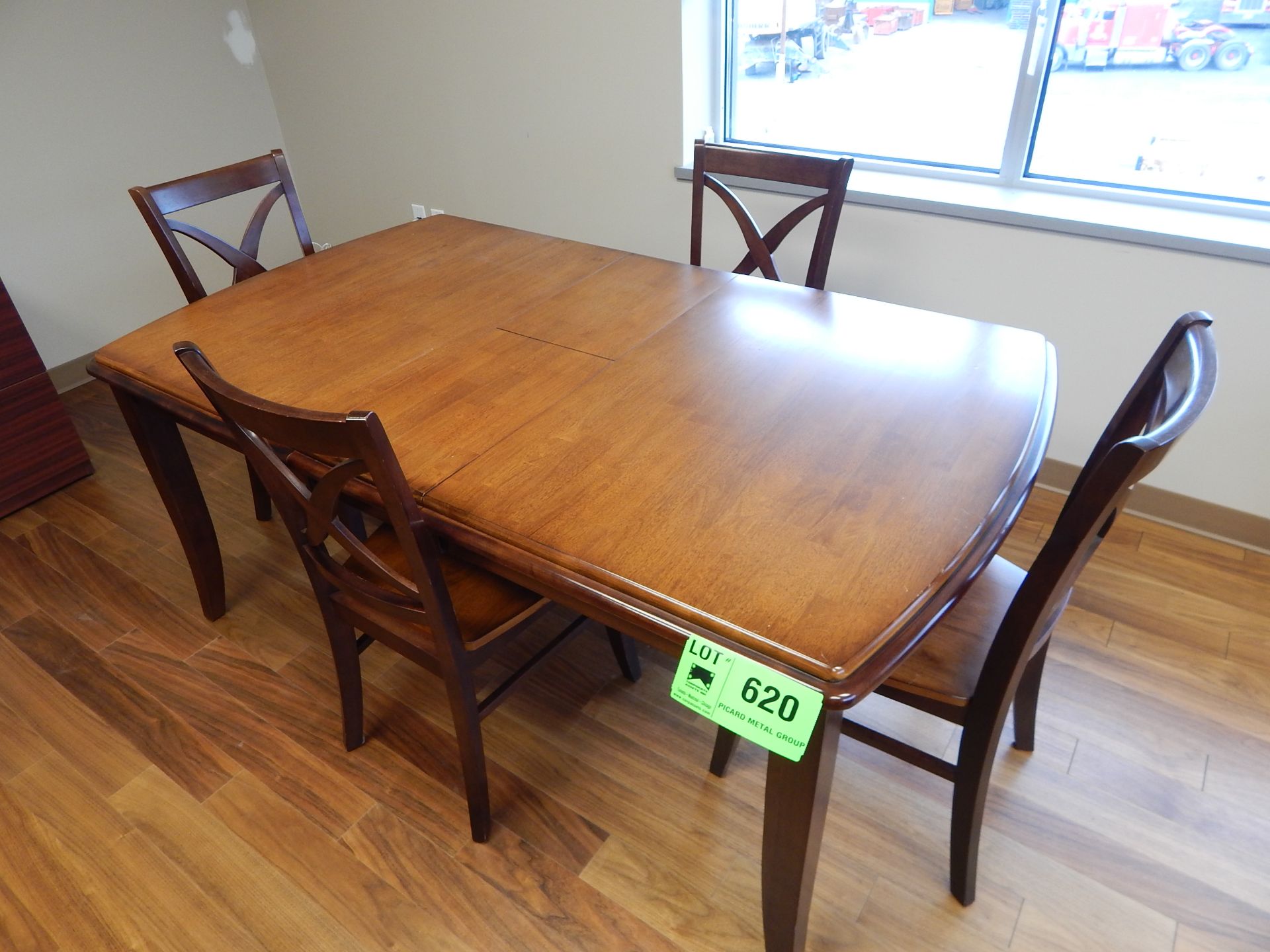 LOT/ TABLE WITH 4 CHAIRS