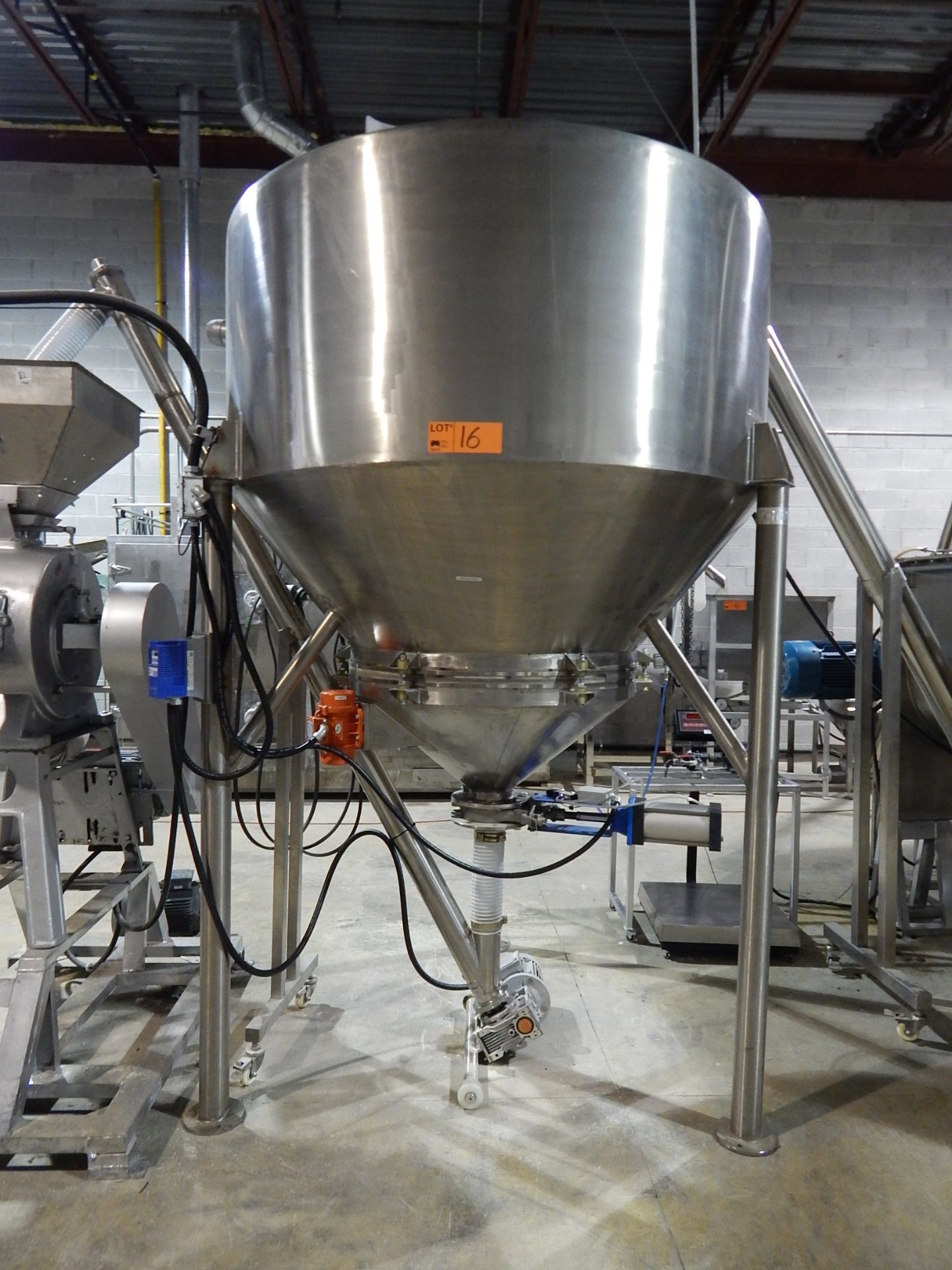 MFG N/A 3000L CAPACITY STAINLESS STEEL STORAGE SILO WITH 70" DIAMETER, VIBRATORY DISCHARGE, AIRTAK
