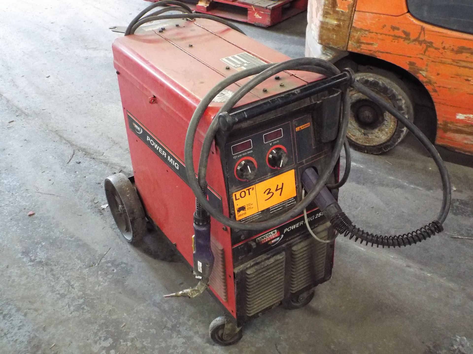 LINCOLN POWERMIG 255 PORTABLE DIGITAL MIG WELDER WITH CABLES AND GUN S/N: U1020505310