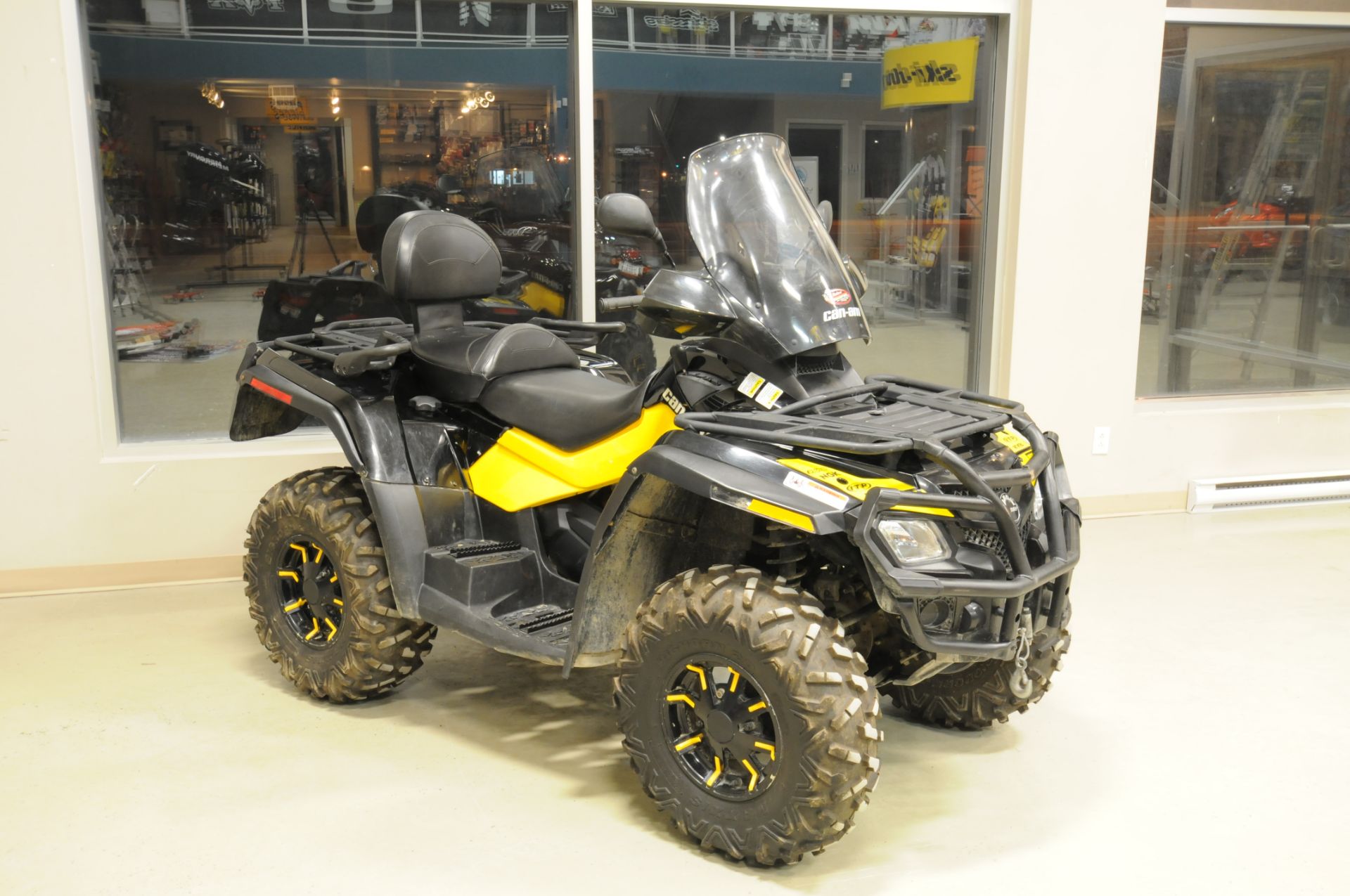 BRP CAN AM (2011) MAX800 ATV AVEC MOTEUR ROTAX 800R V-TWIN 4-TEMPS, 4X4, WARN TREUIL A CABLE AVANT