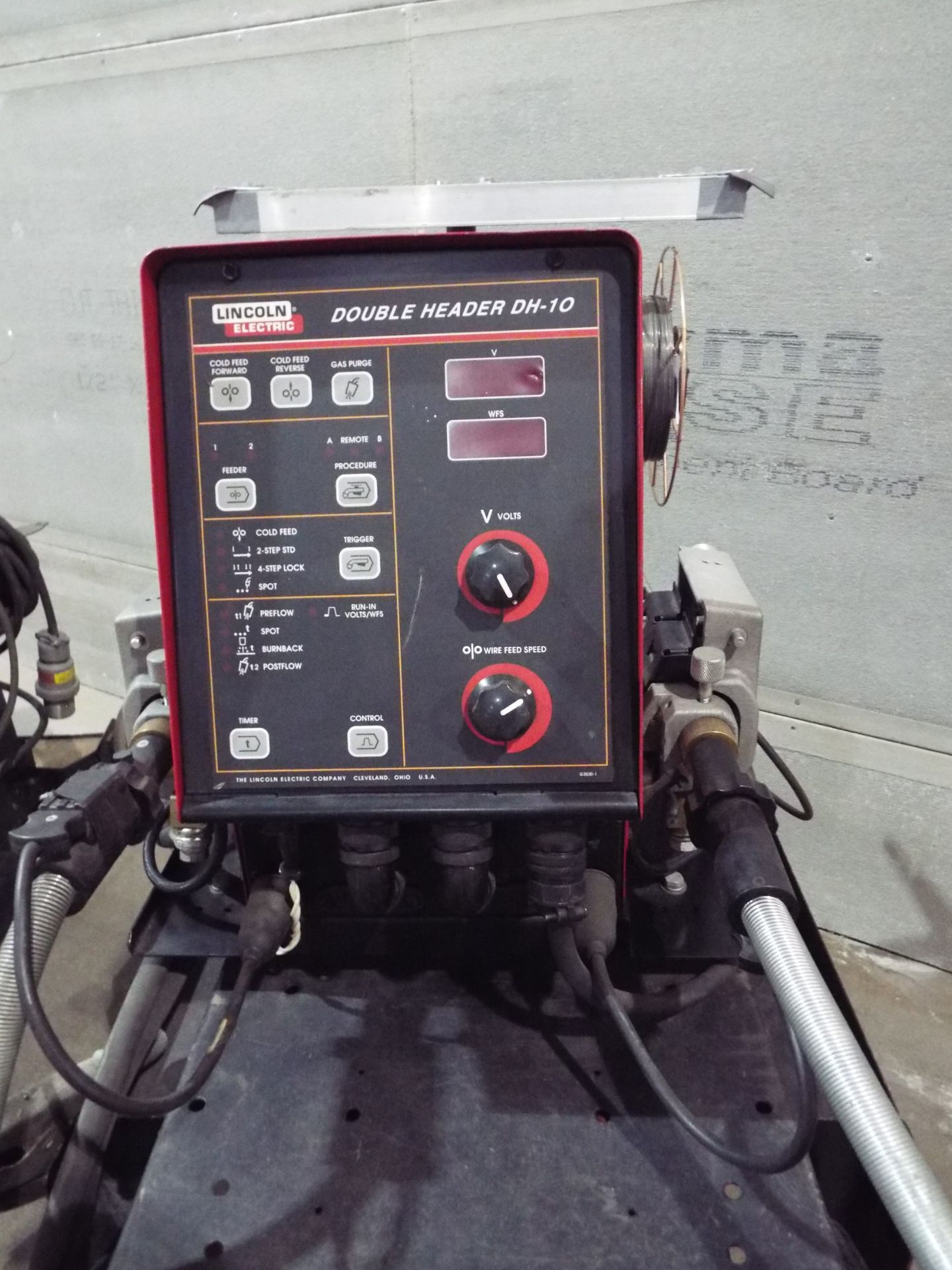 LINCOLN INVERTEC V350-PRO PORTABLE MULTI-PROCESS DIGITAL WELDER WITH LINCOLN DOUBLE HEADER DH-10 - Image 4 of 5