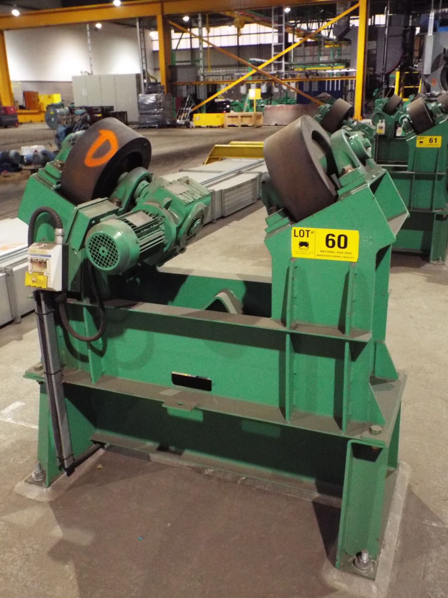 MFG. UNKNOWN COMBINATION POWERED DRIVE/IDLER ANGLED TANK TURNING ROLL WITH SINGLE SPEED DRIVE,