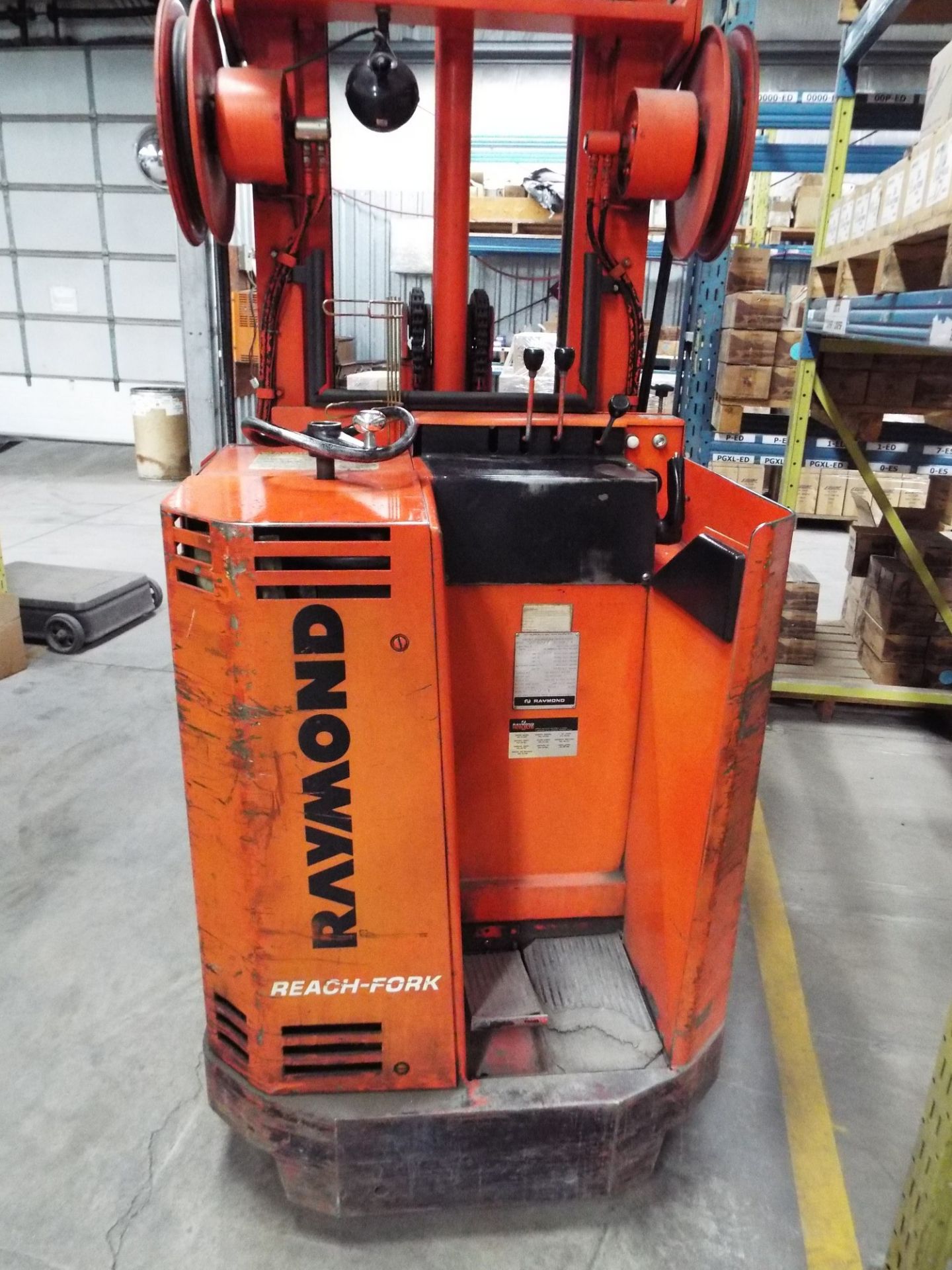 RAYMOND 20R40 TT ELECTRIC REACH TRUCK WITH 4000 LB. CAPACITY, 175" VERTICAL LIFT, 1174 HOURS - Image 3 of 6