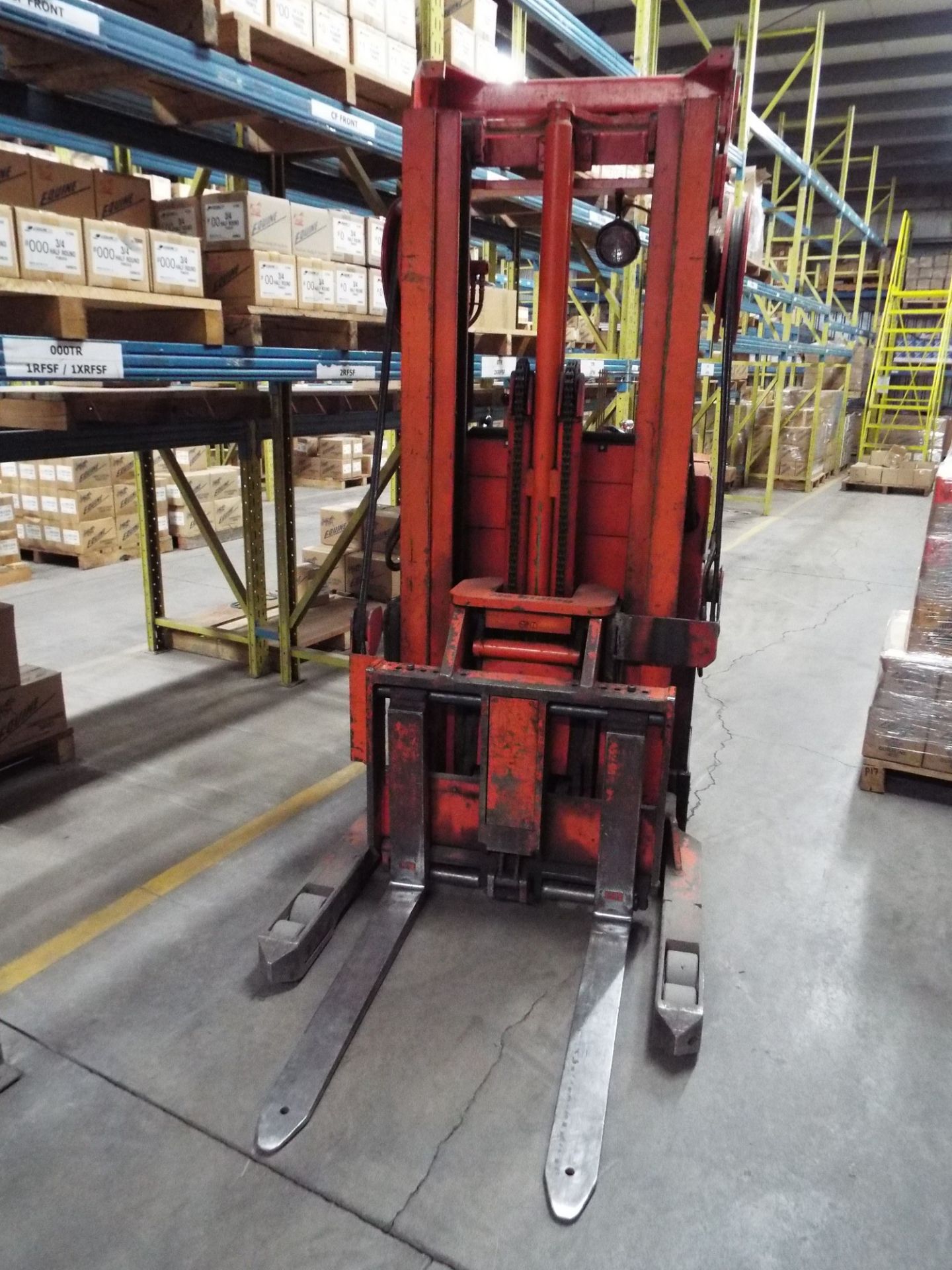 RAYMOND 20R40 TT ELECTRIC REACH TRUCK WITH 4000 LB. CAPACITY, 175" VERTICAL LIFT, 1174 HOURS - Image 2 of 6