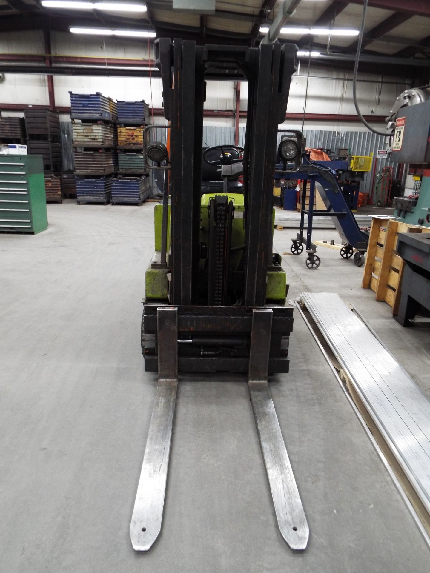 CLARK EC500-50 ELECTRIC INDOOR FORKLIFT WITH 4000 LB. CAPACITY, 182" VERTICAL LIFT, SIDE SHIFT S/ - Image 2 of 5