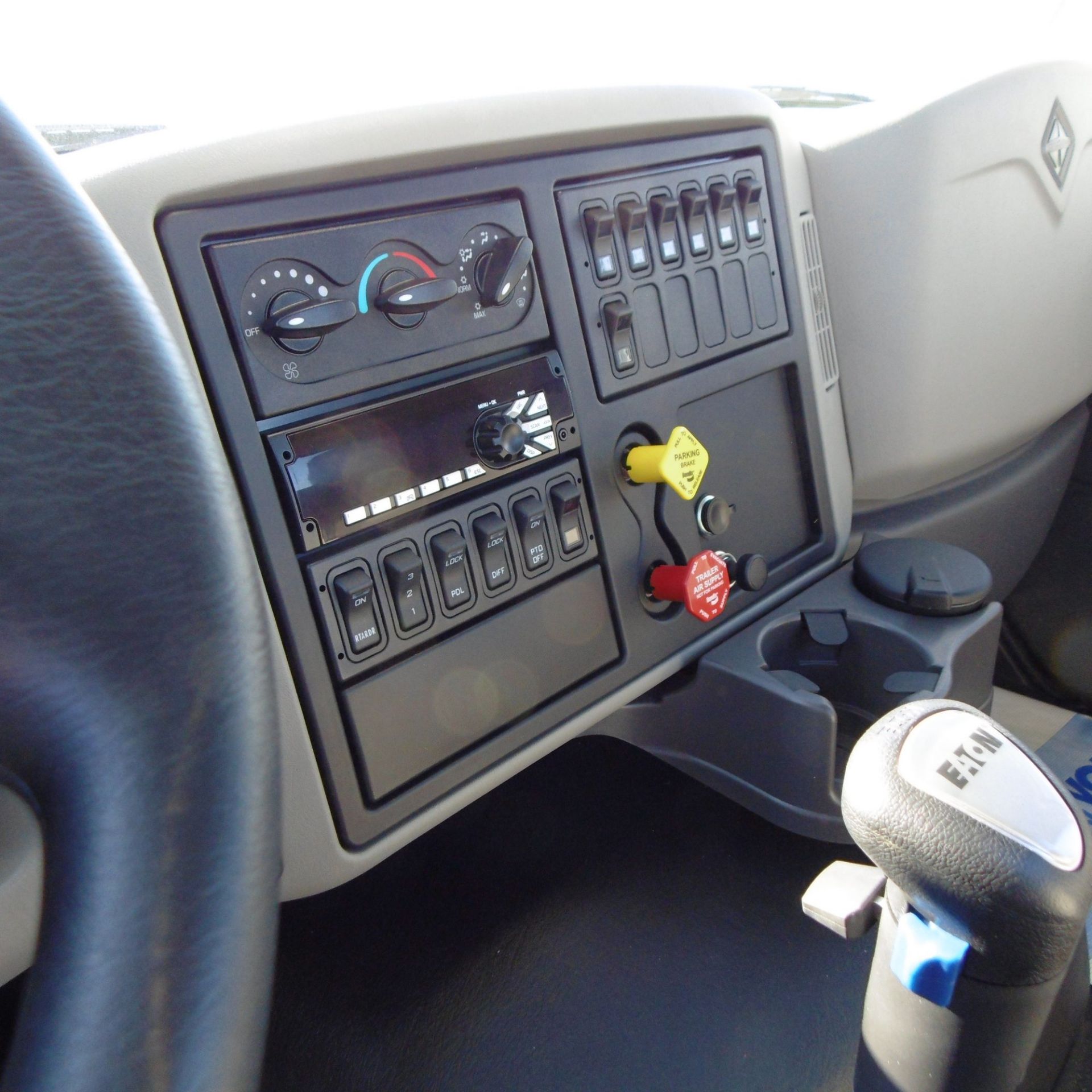 INTERNATIONAL (2014) 7600 SBA 6X4 2010 TANDEM AXLE TRUCK WITH NAVISTAR N13 430HP DIESEL ENGINE, - Image 8 of 11