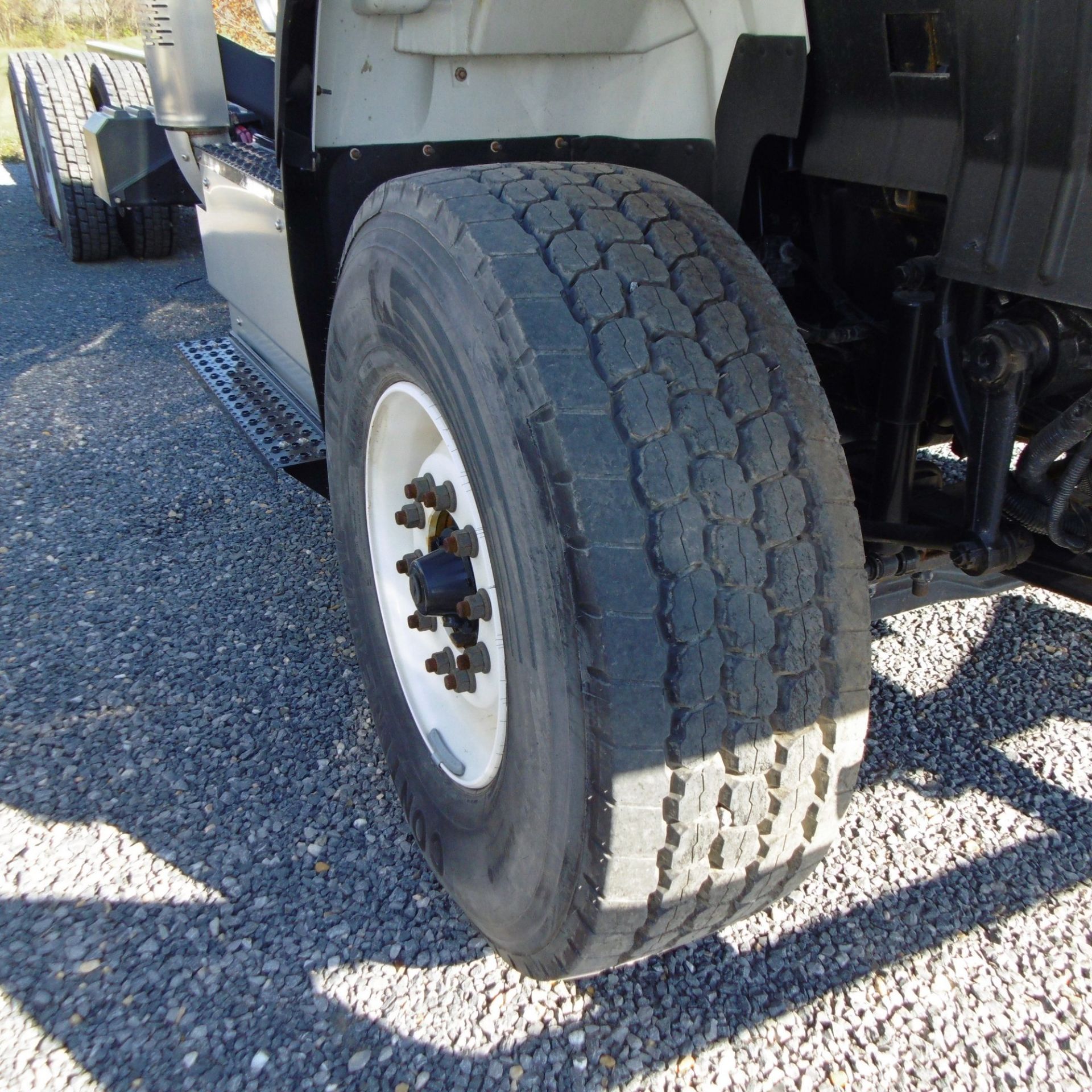 INTERNATIONAL (2014) 7600 SBA 6X4 2010 TANDEM AXLE TRUCK WITH NAVISTAR N13 430HP DIESEL ENGINE, - Image 2 of 10