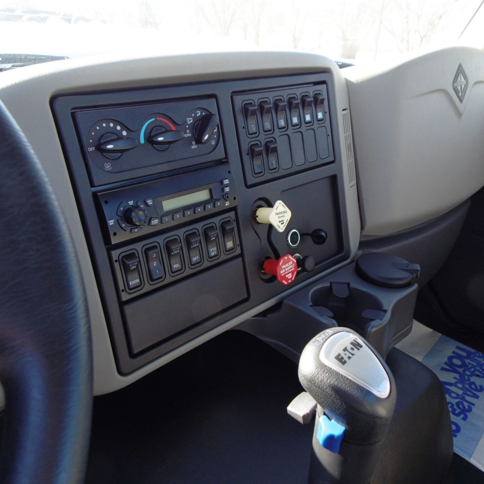 INTERNATIONAL (2014) 7600 SBA 6X4 2010 TANDEM AXLE TRUCK WITH NAVISTAR N13 430HP DIESEL ENGINE, - Image 6 of 11