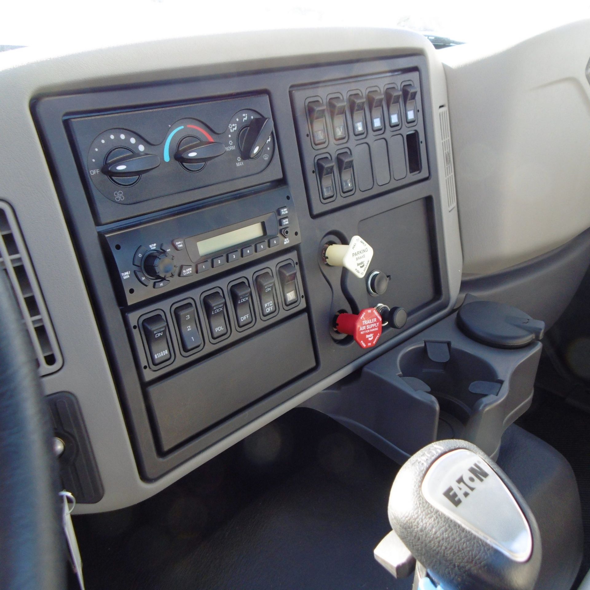 INTERNATIONAL (2014) 7600 SBA 6X4 2010 TANDEM AXLE TRUCK WITH NAVISTAR N13 430HP DIESEL ENGINE, - Image 8 of 10