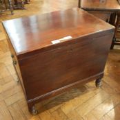 Early 19th century mahogany cellarette wine cooler, rectangular with pair brass drop handles,