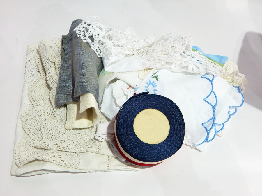 Quantity of linen and lace (1 box)