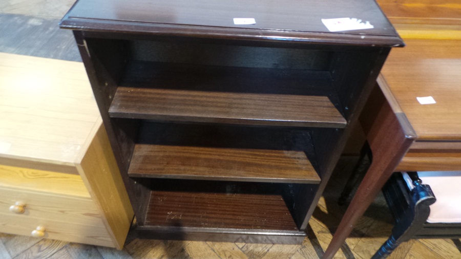 A mahogany bookcase with three open shelves on a plinth base,