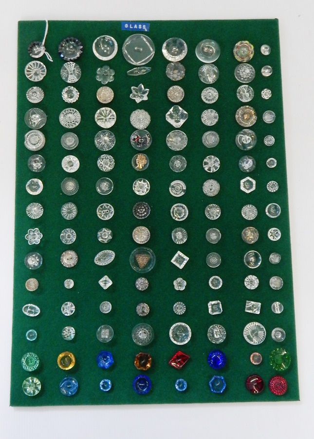 A quantity of buttons including glass, modern buttons which include bakelite, horn, plastic, etc. - Image 5 of 5