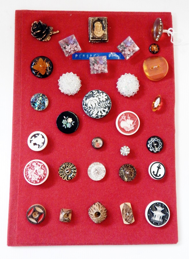 Various buttons set on card including British buttons showing the Union Flag and the Royal Family, - Image 2 of 4