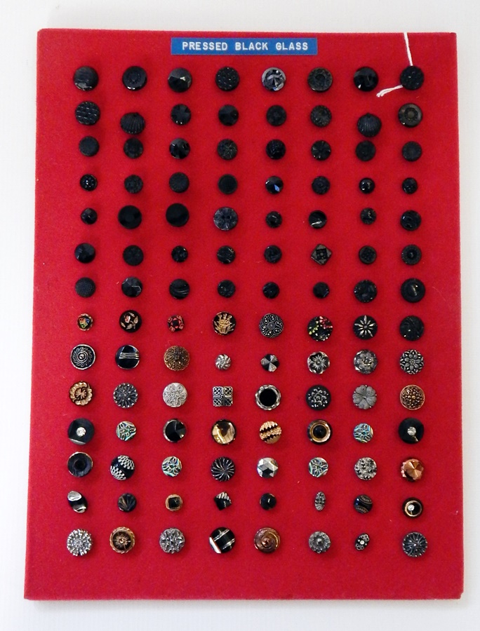 A quantity of buttons including glass, modern buttons which include bakelite, horn, plastic, etc. - Image 3 of 5
