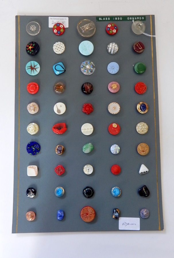 A quantity of buttons including glass, modern buttons which include bakelite, horn, plastic, etc. - Image 4 of 5