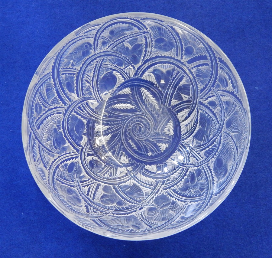Lalique "Pinsons" pattern iridescent glass bowl, moulded with chaffinches amongst serrated leaves,
