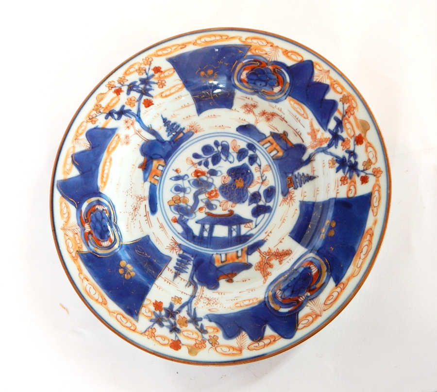 A Chinese famille verte decorated plate with stylised foliate decoration and a Chinese Imari - Image 2 of 2