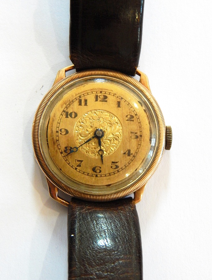 Gent's 9ct gold wristwatch with foliate and reed design to the edges of the case,