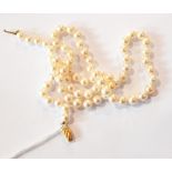A cultured pearl necklace with 9ct gold clasp