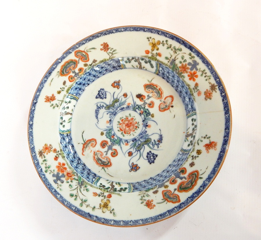 A Chinese famille verte decorated plate with stylised foliate decoration and a Chinese Imari