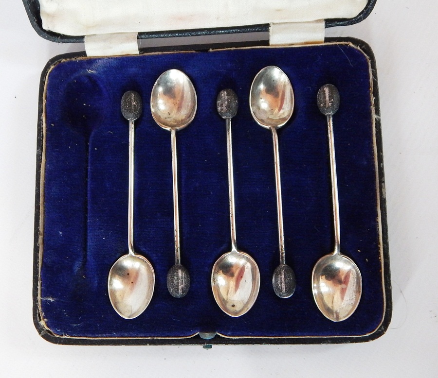 A set of five silver coffee bean spoons, cased, - Image 2 of 4